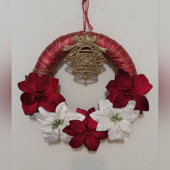 10-inch Handmade Small Christmas Wreath w/Poinsettias. - Picture 1 of 1